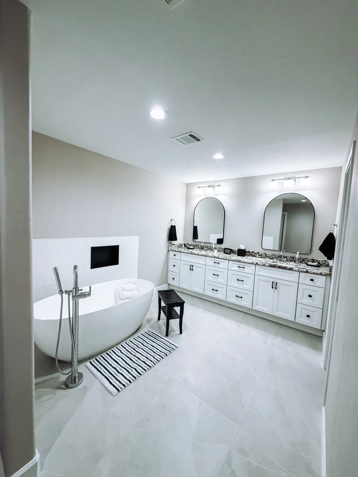 Custom bathroom remodeling services with walk-in shower by Texan Home Additions in Manvel, TX