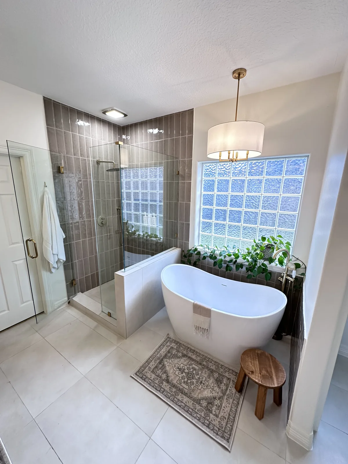 Contemporary primary bathroom with soaking tub, Manvel, TX